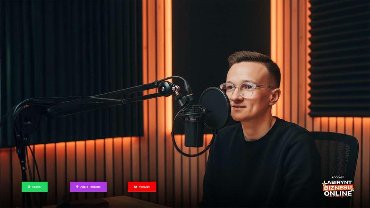 Zdjęcie wygenerowane w Gemini Nano Banana – osoba siedząca w studiu podcastowym z mikrofonem